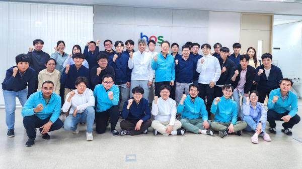 Bos Semico<em></em>nductors CEO Park Jae-hong (second row, sixth from left) and the company’s executives and staff pose for a photo at the company headquarters in Pangyo, Gyeo<em></em>nggi Province, on Wednesday. (Hyundai Motor Group)