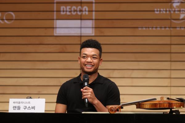 American violinist Randall Goosby speaks during a press co<em></em>nference at the Leeum Museum of Arts, run by the Samsung Foundation of Culture, Monday. (Yonhap)