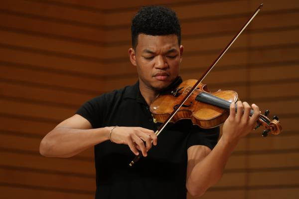 American violinist Randall Goosby performs during a press co<em></em>nference at the Leeum Museum of Arts, run by the Samsung Foundation of Culture, Monday. (Yonhap)