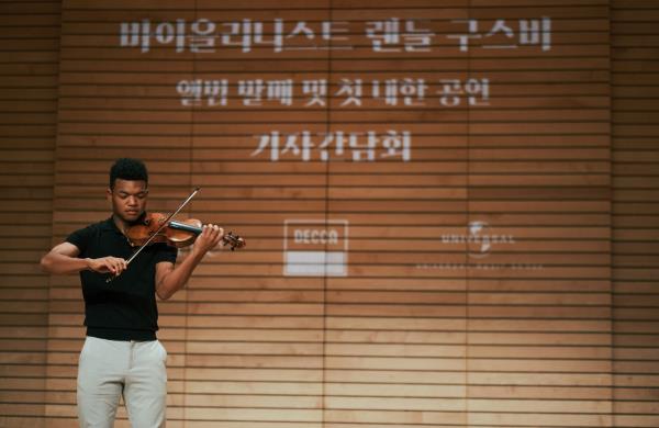 American violinist Randall Goosby performs during a press co<em></em>nference at the Leeum Museum of Arts, run by the Samsung Foundation of Culture, Monday. (Yonhap)