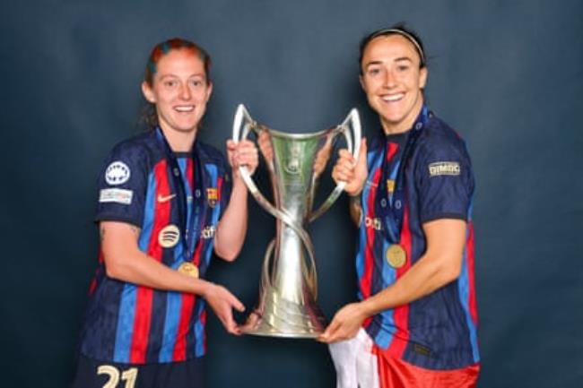 Barcelona’s Keira Walsh and Lucy Bro<em></em>nze pose with the Women’s Champions League trophy after the final against Wolfsburg in June