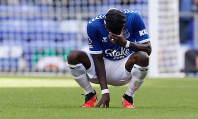 Everton’s Amadou o<em></em>nana looks dejected after the final whistle.