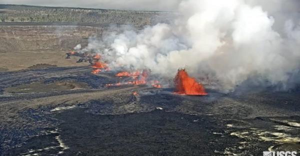 夏威夷的基拉韦厄火山在暂停两个月后爆发