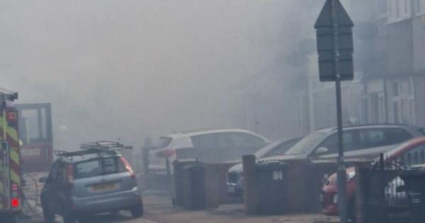 达格纳姆火灾现场:100名消防员冲向烟雾弥漫的街道